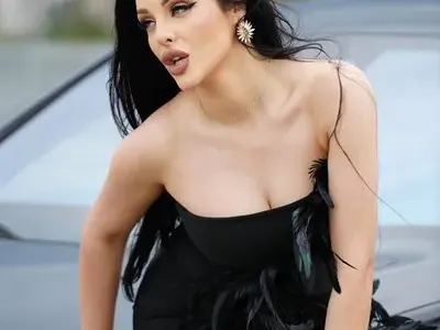 Щерката на Глория провокира с малка черна рокля