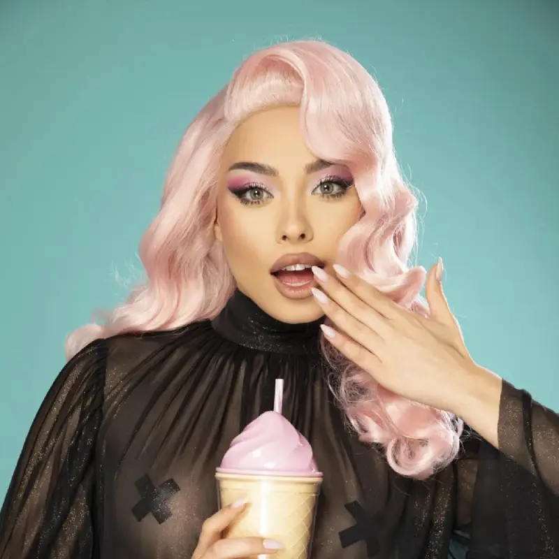 СКАНДАЛ! Драг кралица бърка в панталона на ергенката Айлин (Снимки)