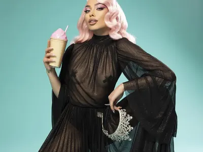 СКАНДАЛ! Драг кралица бърка в панталона на ергенката Айлин (Снимки)