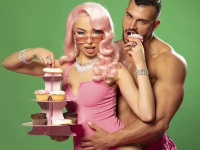 СКАНДАЛ! Драг кралица бърка в панталона на ергенката Айлин (Снимки)