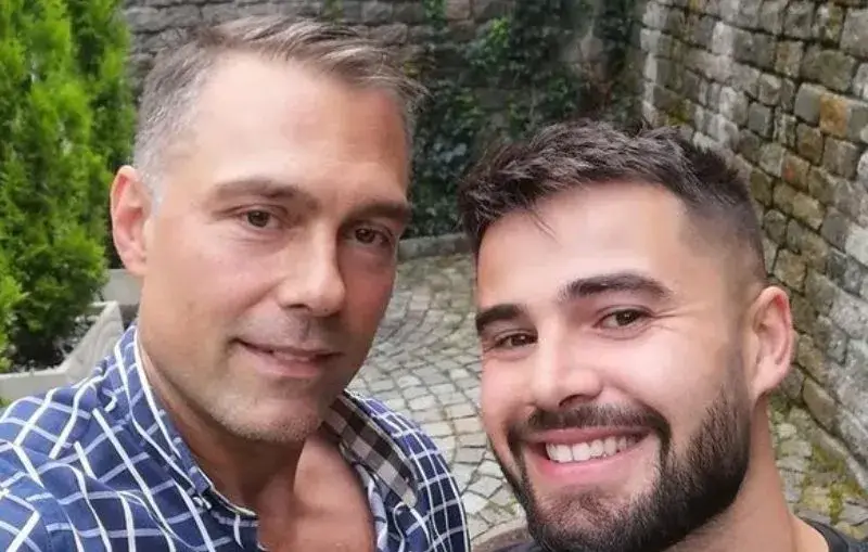 Светльо от Сървайвър на нож със сина си