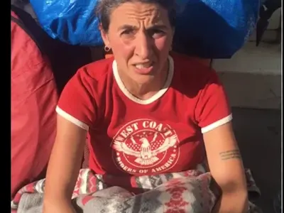 Тризначката Надежда проси в Лондон