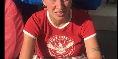 Тризначката Надежда проси в Лондон