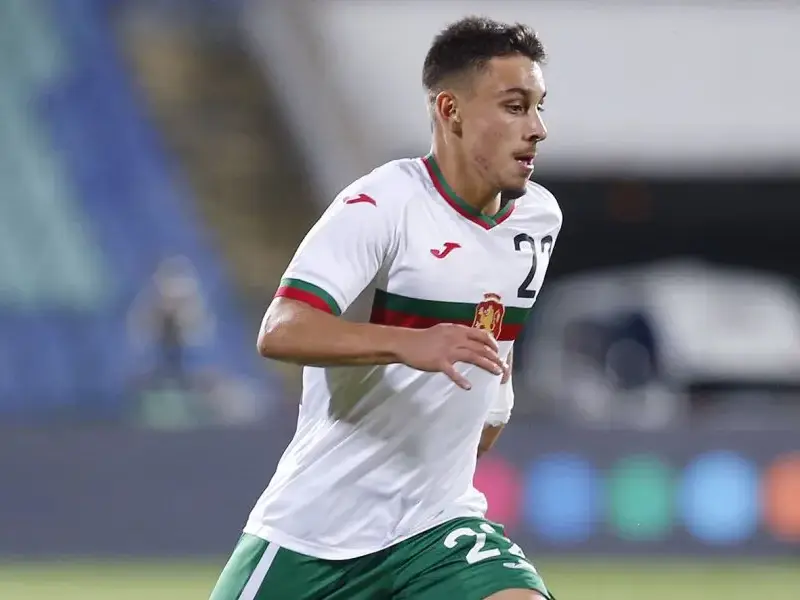 Вместо да рита с националите ни, Илиан Илиев – младши стана рибар!