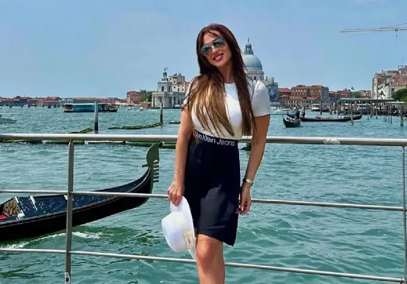 За юбилея си: Глория в хотела на Бонд