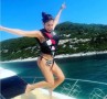 Анелия на яхта с кучето