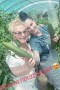 Цеци Красимирова бере краставиците на приятелка