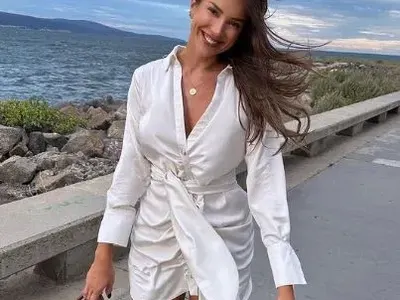 Алекс Богданска отдъхва в женска компания