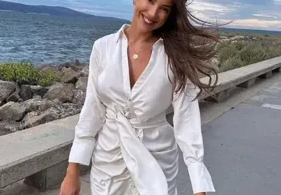 Алекс Богданска отдъхва в женска компания