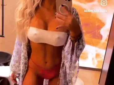 Андреа си показа зърната