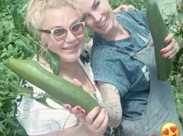 Цеци Красимирова бере краставиците на приятелка