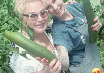 Цеци Красимирова бере краставиците на приятелка