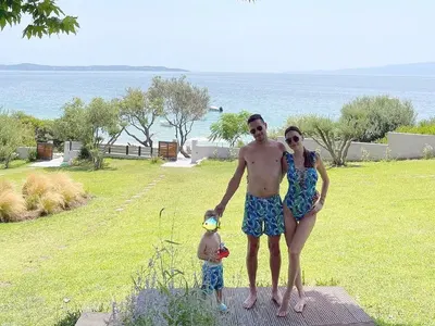 Демир Доган заведе любимата си на море