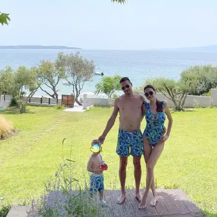 Демир Доган заведе любимата си на море