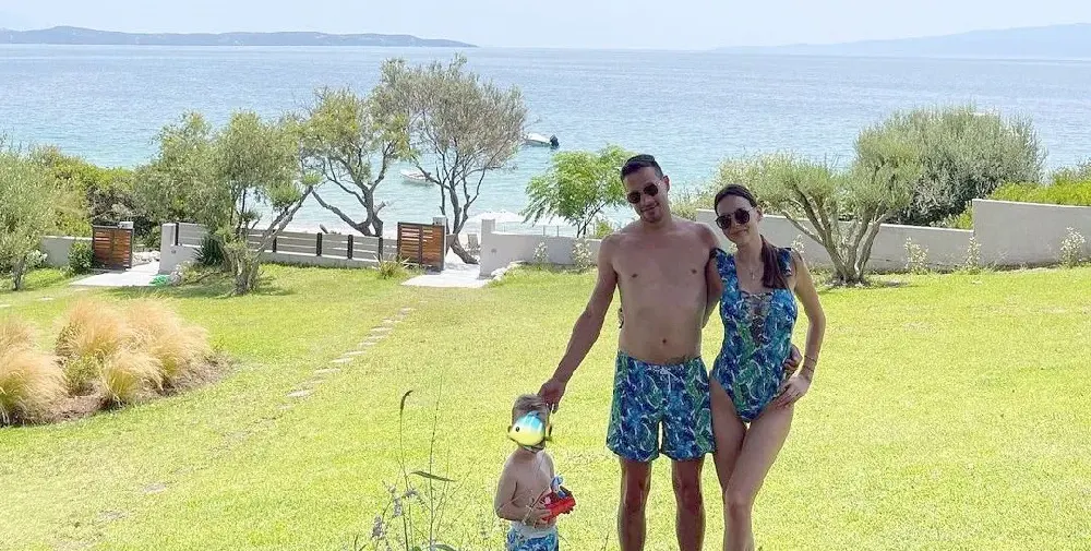 Демир Доган заведе любимата си на море