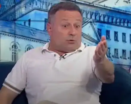 Димитър Рачков пусна двойна брадичка и коремче