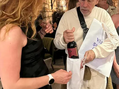 Джон Малкович отнася бутилка българско вино вкъщи