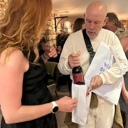 Джон Малкович отнася бутилка българско вино вкъщи