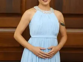 Елена от „Ергенът“ продава телефон за 4 бона