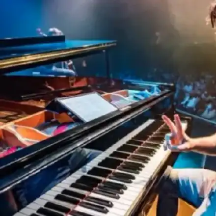 Евгени Генчева свири в кръчма (Пианистът пак се появи с Валерия)