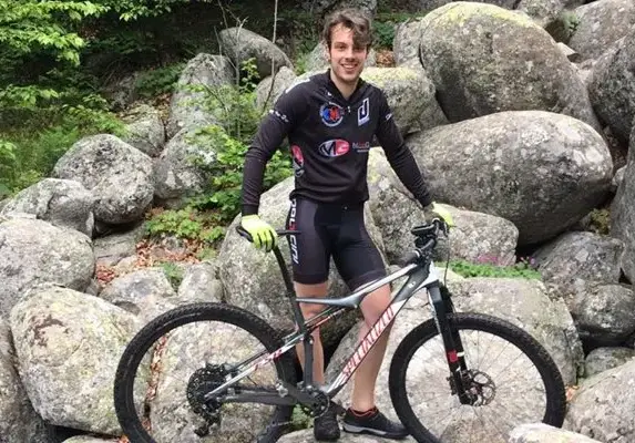 Филип Буков отрече да се е разделял с гаджето, само се „посдърпали“  (Снимки)