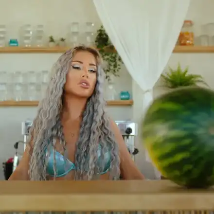 Гери-Никол показа дините на плажа