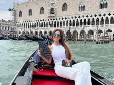 Глория казва „Наздраве“ от морето