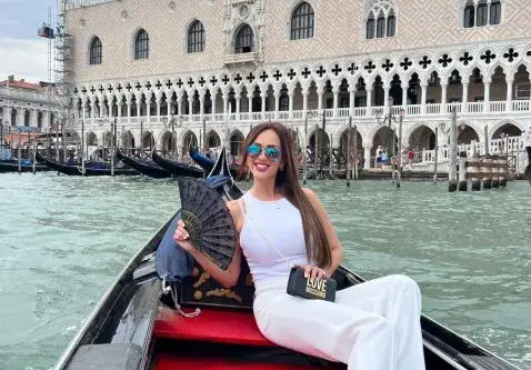 Глория казва „Наздраве“ от морето