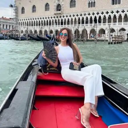 Глория казва „Наздраве“ от морето