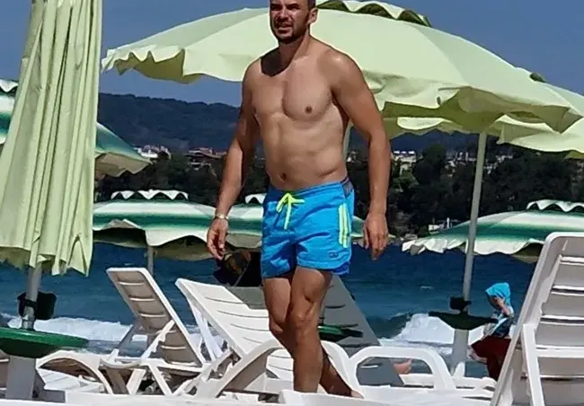 Ивайло Захариев на почивка без децата