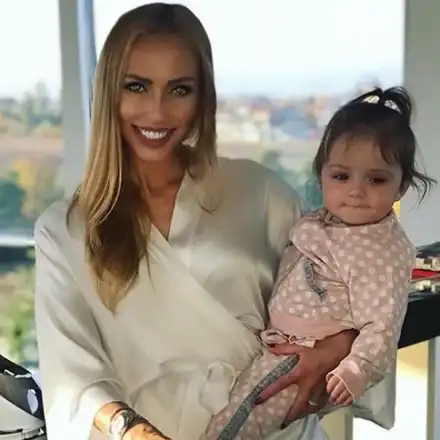 Жасмин Маджид не спира да ражда