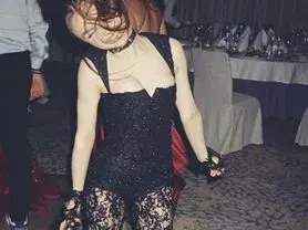 Крисия пъчи огромен бюст на бала си