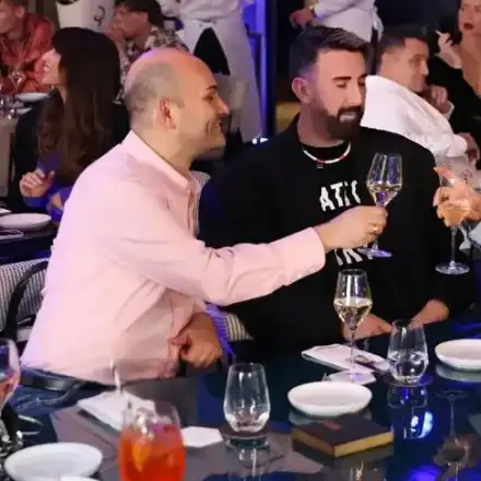 Лили пие само бяло вино