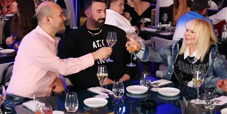 Лили пие само бяло вино