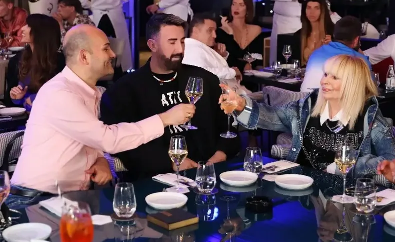 Лили пие само бяло вино