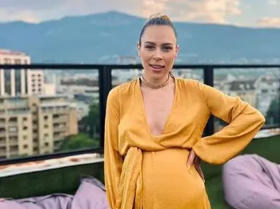 Маги Джанаварова роди момиченце от таен бизнесмен! Певицата кръсти първото си дете Елизабет