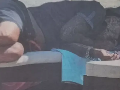 Малък Тошко спи пиян на плажа (Папарашки снимки)