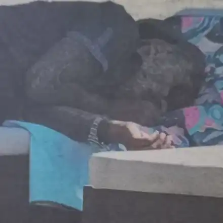 Малък Тошко спи пиян на плажа (Папарашки снимки)