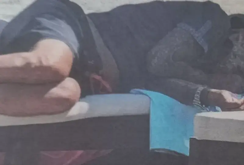 Малък Тошко спи пиян на плажа (Папарашки снимки)