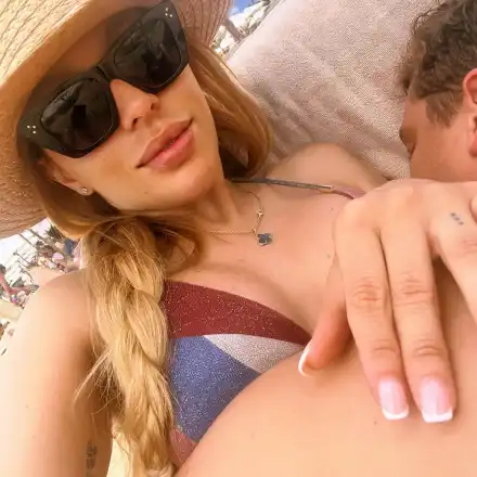 Мика е лудо влюбена в новото си гадже