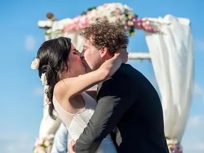 Мона Гочева празнува чугунена сватба