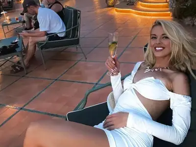 Натали Трифонова пръска сексапил в Италия