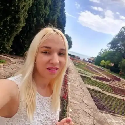 О, Боже! Срещу 12 000 евро Емили скоро ще има вагина от д-р Енчев!