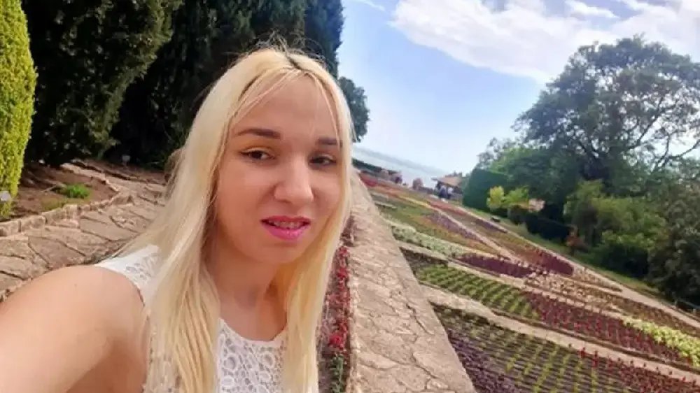 О, Боже! Срещу 12 000 евро Емили скоро ще има вагина от д-р Енчев!