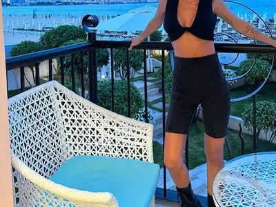 Отварачката с кубинки на море