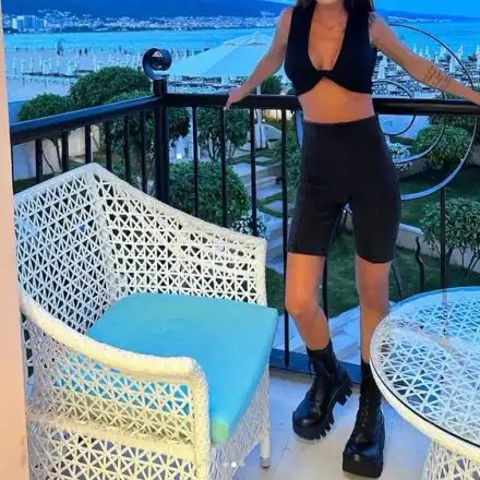 Отварачката с кубинки на море