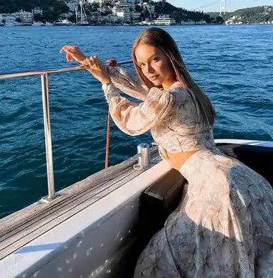 Победителката от „Ергенът“ научила български от сериали (Ужасява се от общуването с руснаци)