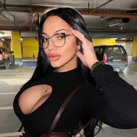 Преследвач дебне фолкпевицата Вая