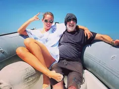 Снежана Макавеева с дебели хора на море