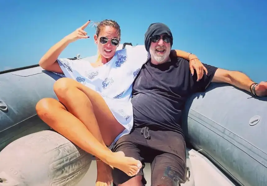 Снежана Макавеева с дебели хора на море